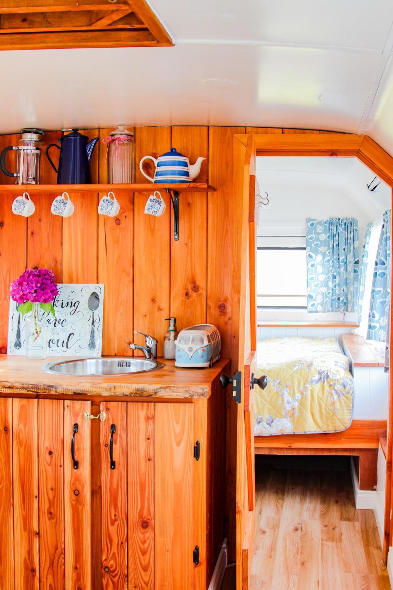 ホテル Double Decker Bus At Valentia Island Escape Chapeltown エクステリア 写真