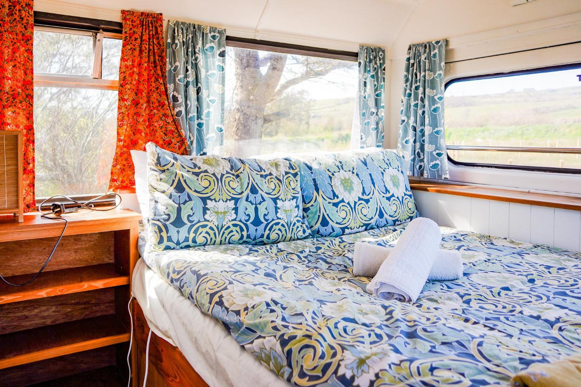 ホテル Double Decker Bus At Valentia Island Escape Chapeltown エクステリア 写真