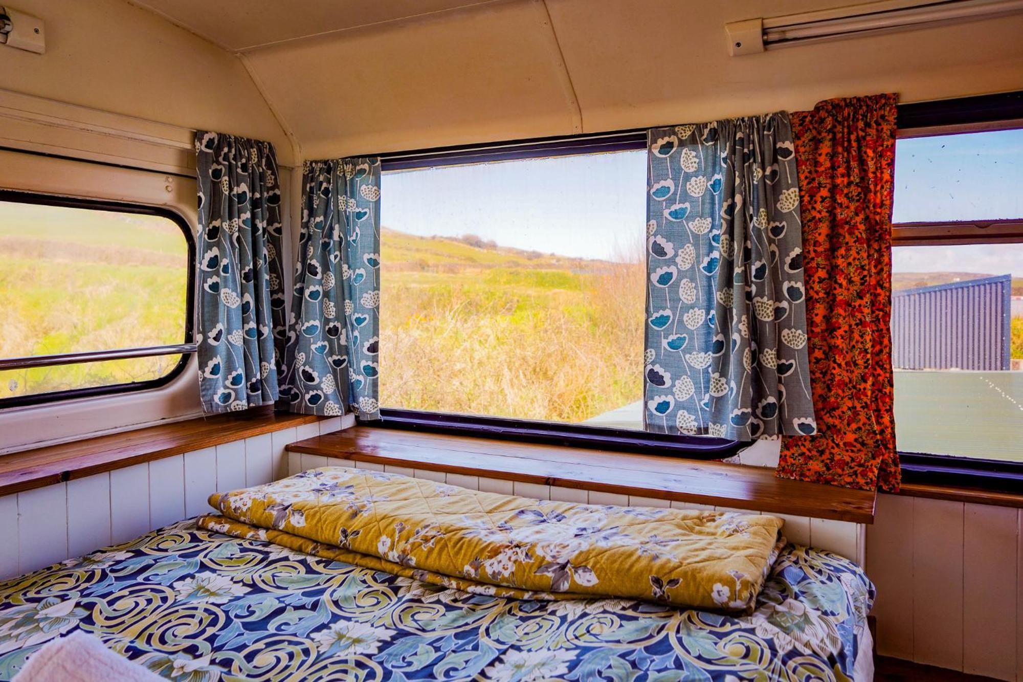 ホテル Double Decker Bus At Valentia Island Escape Chapeltown エクステリア 写真